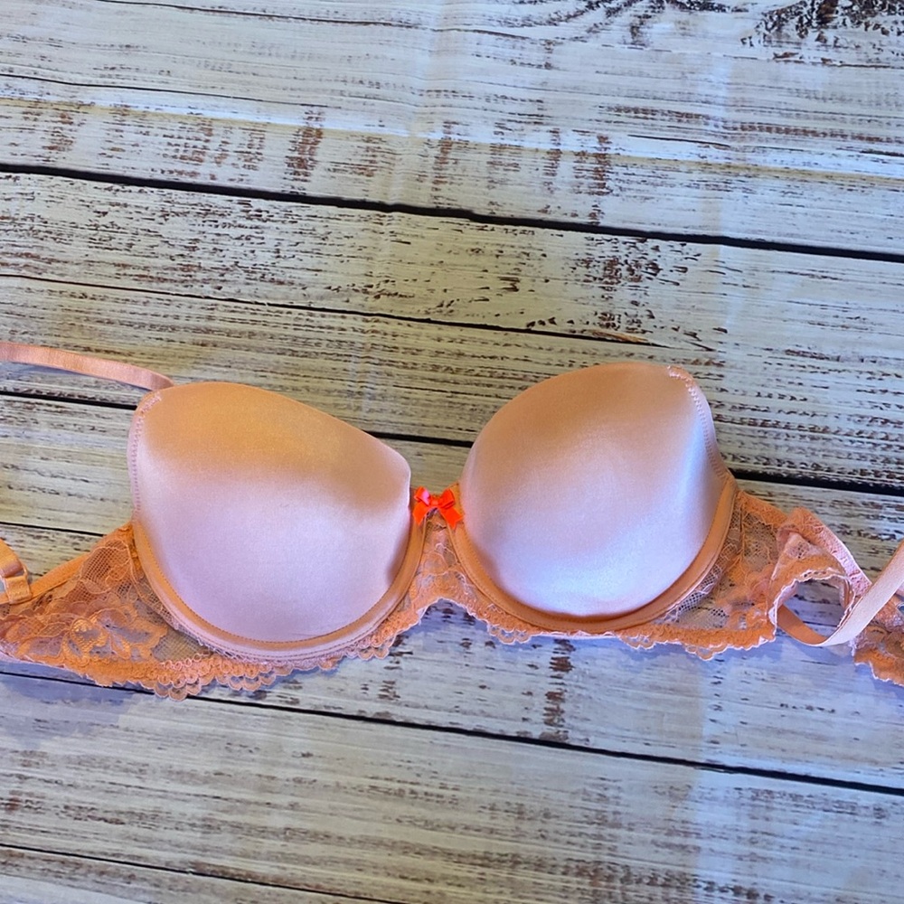 Gilligan & O’Malley bra size 36B. Pretty coral color.